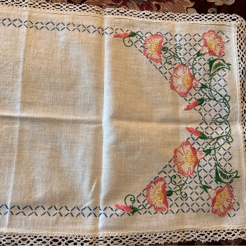 Vintage White Linen & Pink‎ Needlepoint Rose w/Lace Table Runner
